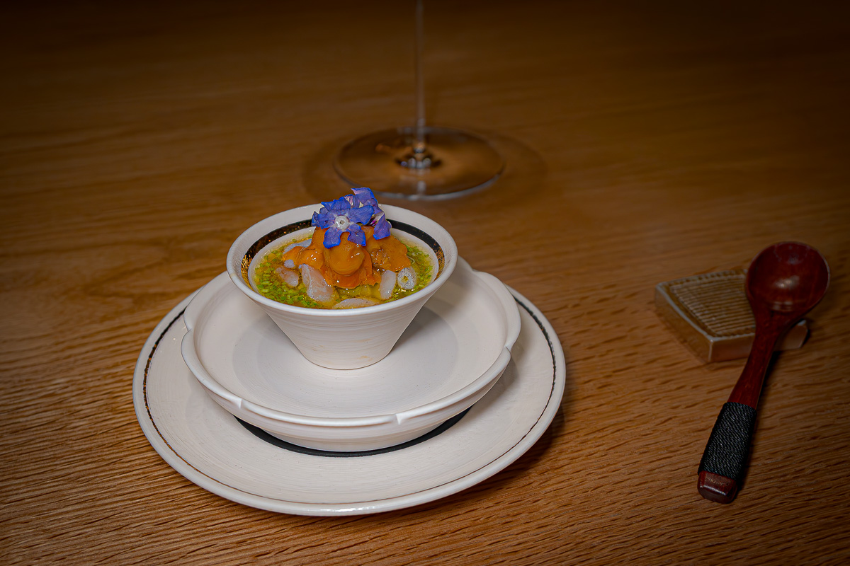 Chawanmushi, caldo de carne fumado, lingueirão, ouriço do mar