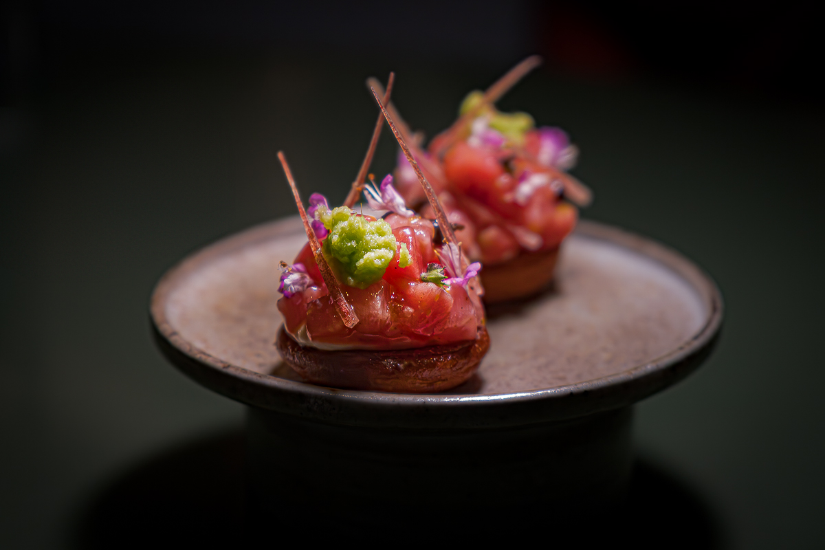 tártaro de otoro, temperado com ponzu, flores de myoga, wasabi e pimenta sansho de Arima.